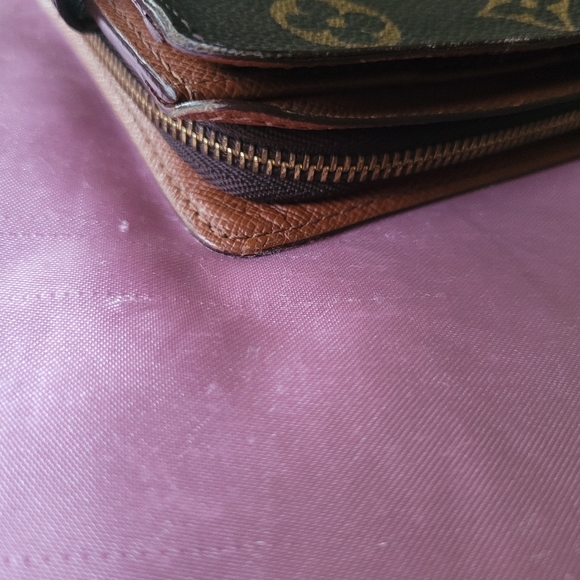 LV Wallet (AUTHENTIC) - Picture 8 of 16